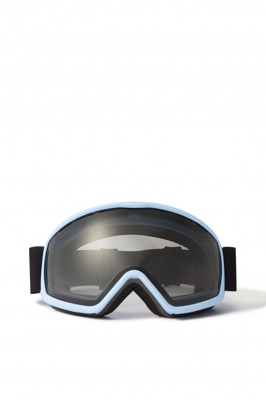 Illesteva這款淺藍色滑雪鏡功能性優越，選用經久耐用的聚碳酸酯材質精心製