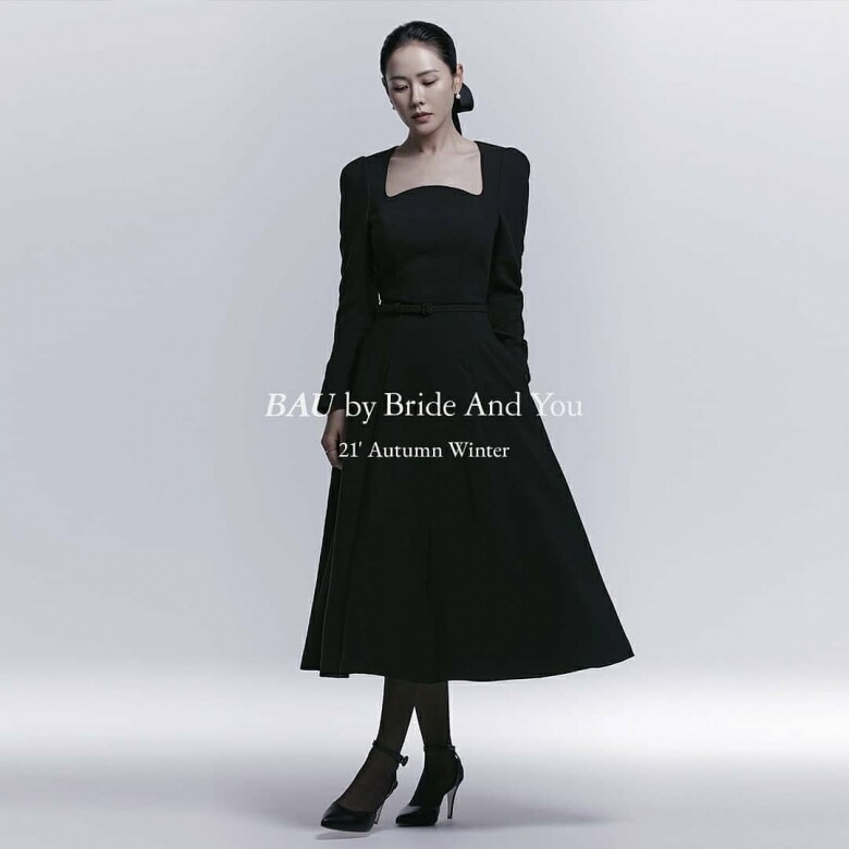 黑色裙總來都是經典時尚而不失體面。這條小黑裙的重點設計在於“W”型