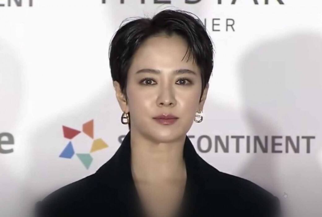 早前，宋智孝出席韓國出席Asia Artist Awards，全黑造型配短髮，這樣的「懵智」反而有型