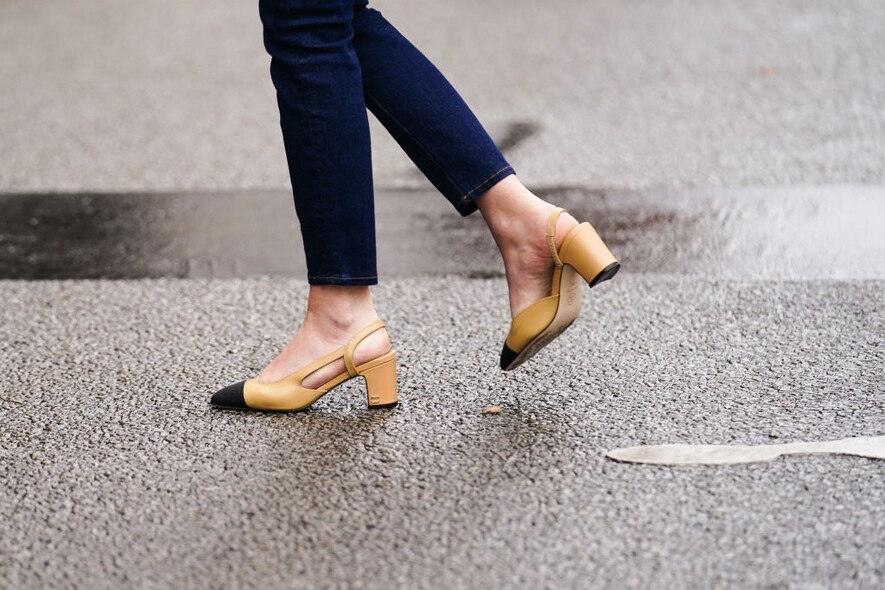 後腳踝繫帶設計的Slingbacks Chanel雙色鞋靈感來自男裝derby shoes和牛津鞋，喜愛打破常