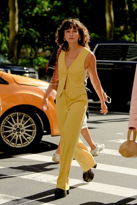 復古界的時尚博主Alyssa Coscarelli身穿low-key色調的芥末黃背心套裝，將她的個人風