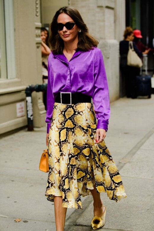 聽起來鮮豔紫色撞蛇紋長裙會過為over？巧妙就在腰間的皮帶，俐落地中和