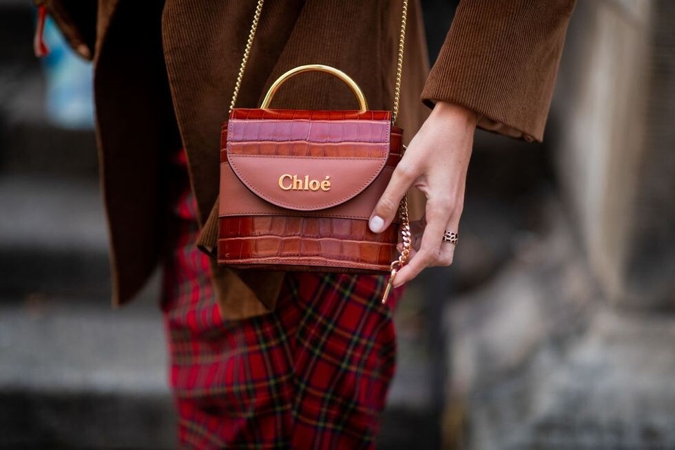 棕色鱷魚壓紋手袋，富帶濃滾的復古氣色，這款Chloe Aby lock手袋合你心水嗎？