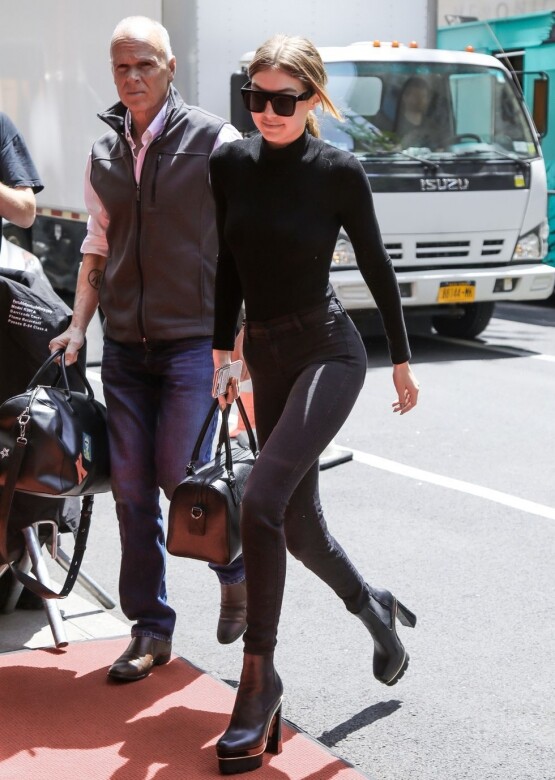 Gigi Hadid黑色短靴+貼身牛仔褲Gigi Hadid全黑的貼身造型，完美展現好身材，黑色高