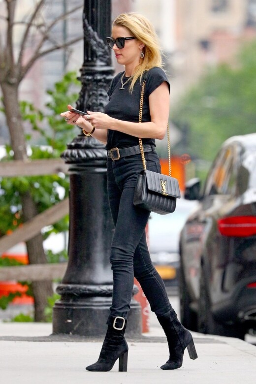 Amber Heard黑色短靴+高腰牛仔褲荷里活女星Amber Heard的全身黑色休閒造型，看似簡