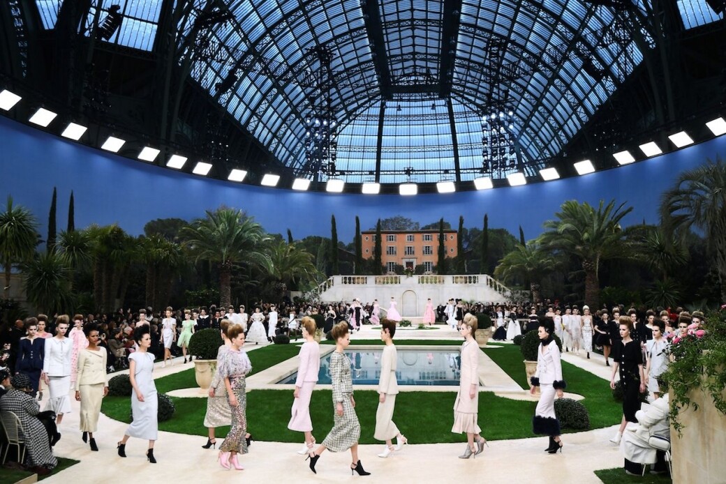 Chanel 把巴黎大皇宮幻化成充滿春夏氣息的地中海庭園。