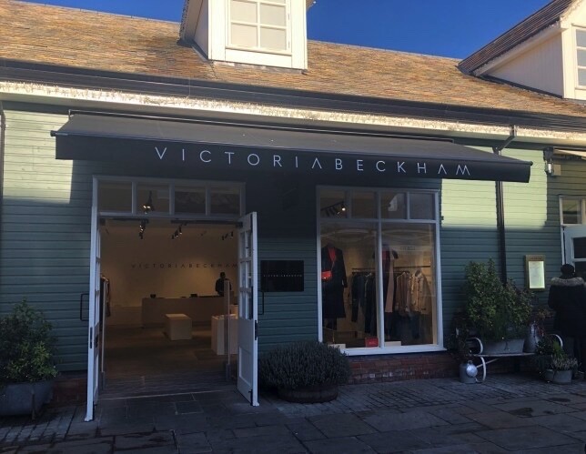 碧咸嫂的自家品牌Victoria Beckham也在購物村設折扣店，以優恵價買簡潔大方、款式
