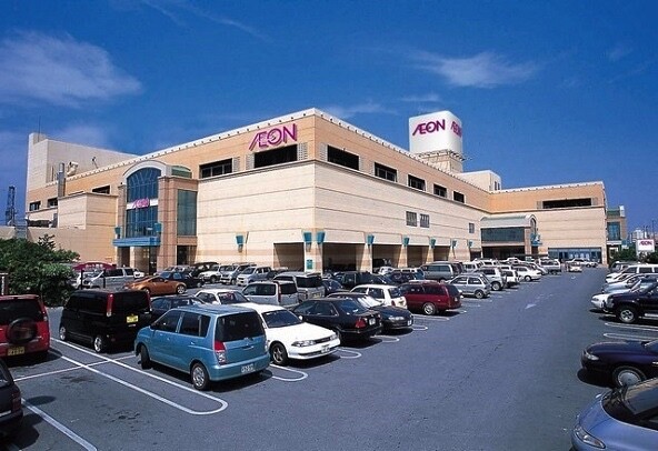 相比AEON mall Okinawa Rycom，位於美國村、只有兩層的AEON規模比較小，日本品牌較集中，包