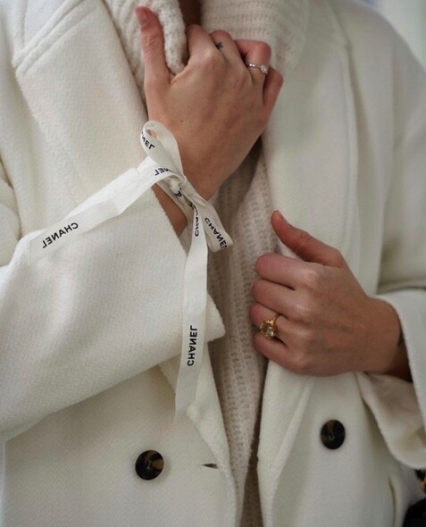 絲帶作飾物是最容易的用法，在手腕綁蝴蝶結，令絲帶輕易變手帶。