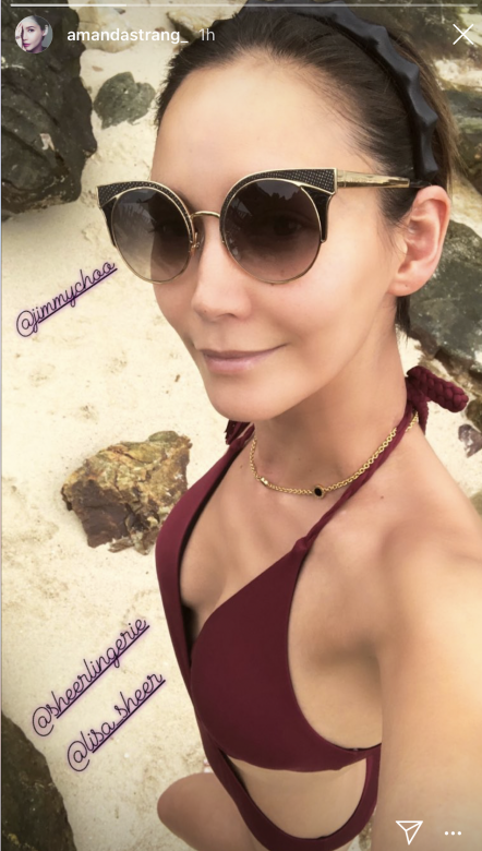 法國名模Amanda S選擇到沙灘的泳衣，同樣來自Sheer旗下的品牌，她更將棗紅色