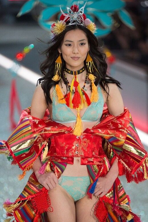 7. 劉雯知道第一個踏上Victoria’s Secret的亞洲模特兒是誰嗎？她就是今年以受邀