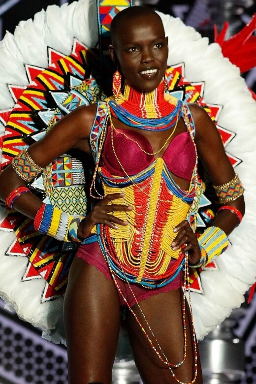 30. Grace Bol來自蘇丹共和國的Grace Bol外表硬朗強悍，亮麗設計的內衣與她黝黑