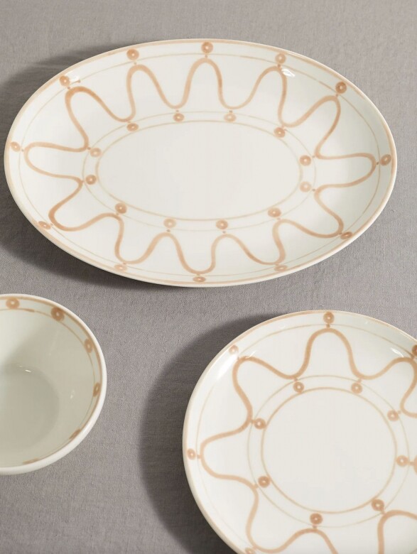 這款Themis Z的白色Serenity餐盤採用手繪設計，在希臘手工製作而成，可以與系列