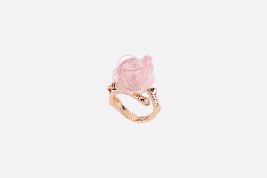 Rose Dior Pré Catelan系列是從 Dior 先生的幸運之花中汲取設計靈感，以玫瑰金指環襯