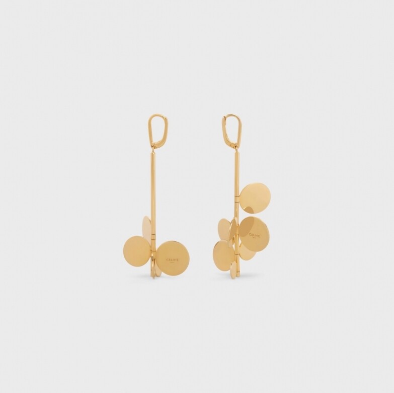 CELINE的Mouvement Moderne Petals耳環，以俐落的設計呈現花瓣垂墜的形狀，展現不一樣的美態