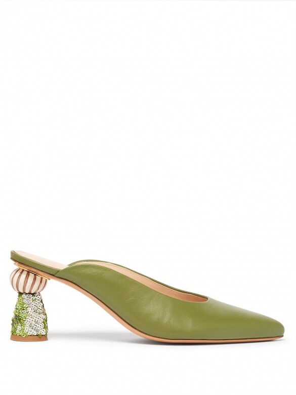這款橄欖綠色Maceio mules的後跟飾有亮片和陶瓷裝飾，建議配搭簡約穿搭，令鞋