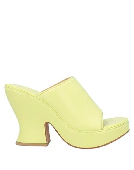 搶眼十足的Bottega Veneta厚底涼鞋能輕鬆為你的造型增加時尚感，推出這款粉黃