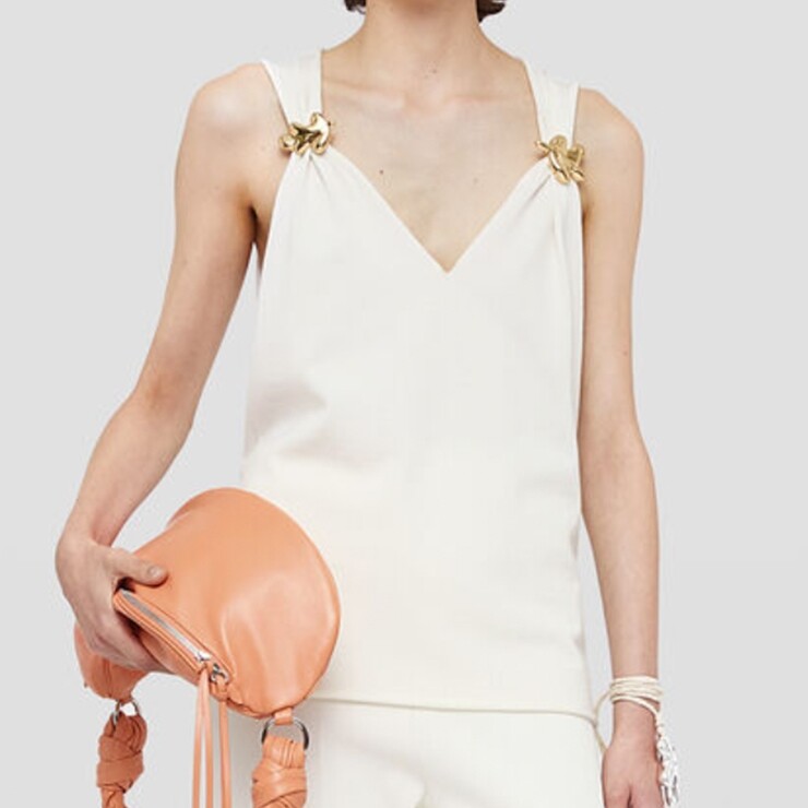 如果你正在尋找一件設計獨特的白色背心，不妨考慮這件來自Jil Sander的作