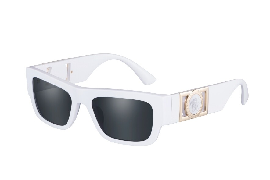 Versace則把品牌的拿手好戲掏出，復古又貴氣的粗框白色未來風太陽眼鏡，細