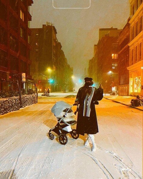 大雪下的紐約極為寒冷，Gigi Hadid全身包緊緊的全黑造型，利用淺色系圍巾和