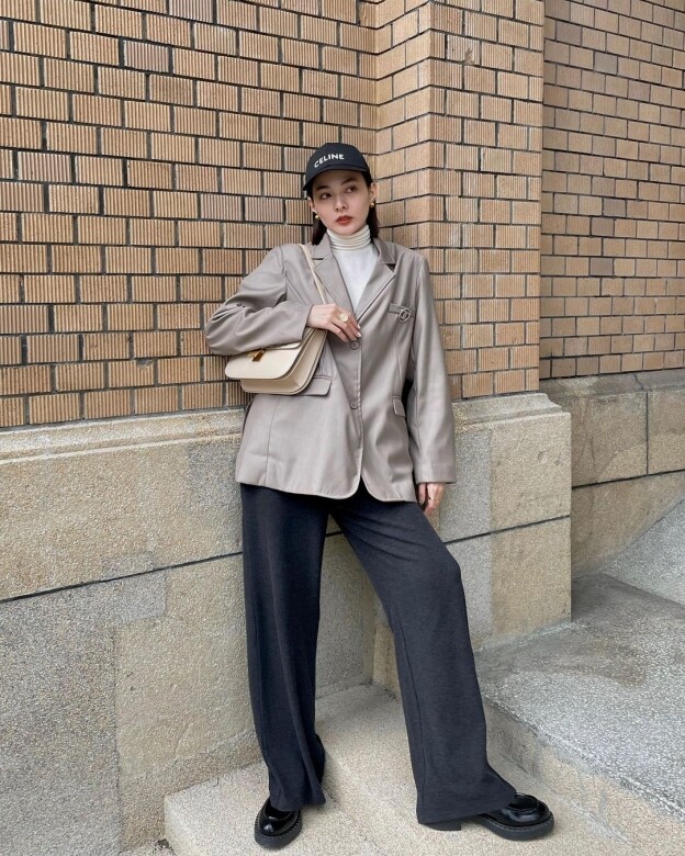 她以CELINE的棒球帽和Classic Box手袋，利用白、淺灰和黑調，配搭出有層次感的西裝