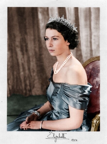 於1953年6月登基成為女王至今，Queen Elizabeth II在位68年，是英國歷史上最長壽、現