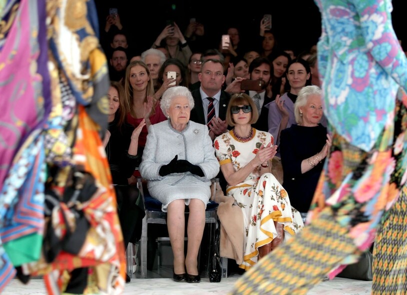 2018年，91歲的英女王首度應邀出席倫敦時裝周。身穿私人服裝造型師Angela Kelly