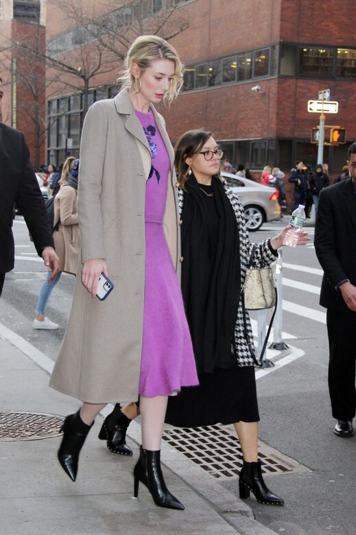 當身邊有其他人作對比時，就可看出身高190cm、十頭身的Elizabeth Debicki有多高！