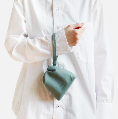 這款Pinsel on the Shelf的迷你水桶手袋，不僅在袋身完全以皮革包覆，連抽繩的部