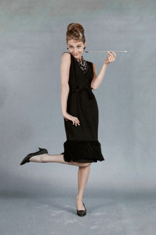作為Givenchy的代言人，Audrey Hepburn最廣為人知的造型必定是《珠光寶氣》中的小黑裙