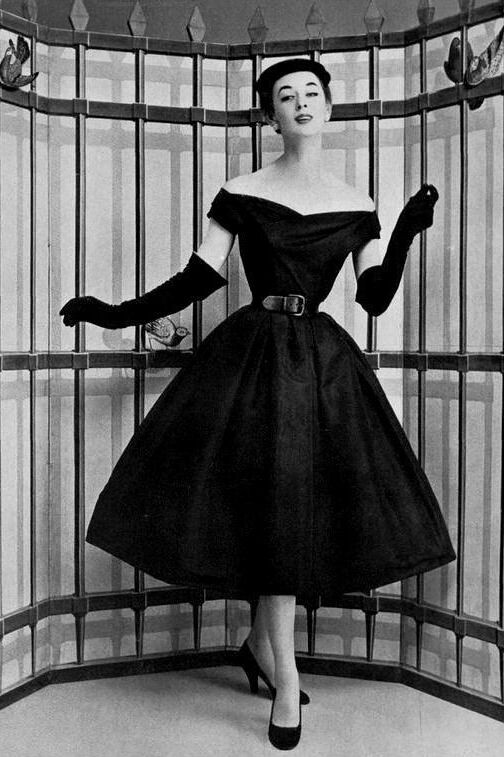 第二次世界大戰後，Christian Dior首推他的New Look系列，展示一系列改變時尚歷史