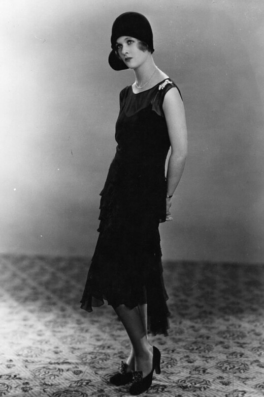 演員Joan Bennett在1928年穿著這條睡衣風格的黑裙，記錄著小黑裙在摩登時尚