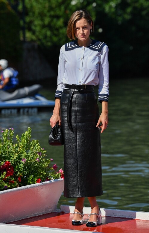 現身威尼斯影展時，Emma Corrin穿上水手領口設計的恤衫配皮革半截裙，凸顯獨
