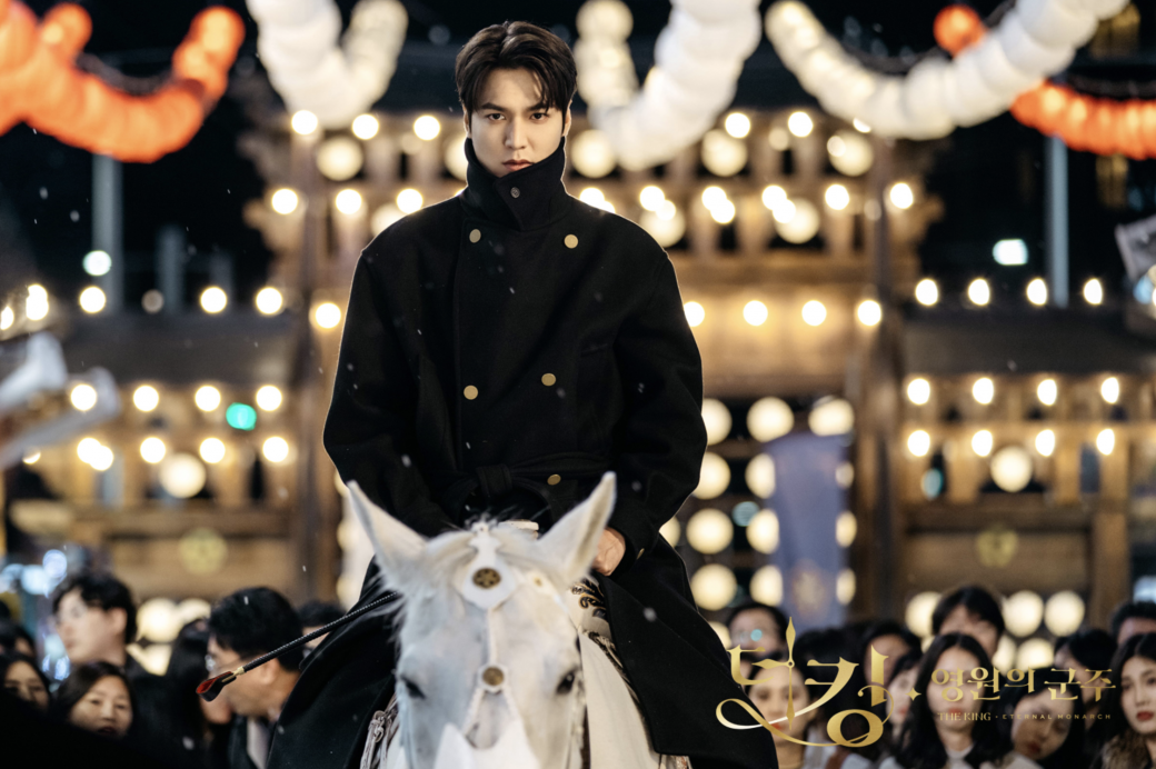 李敏鎬騎着白馬出現在市中心這一幕太經典了！