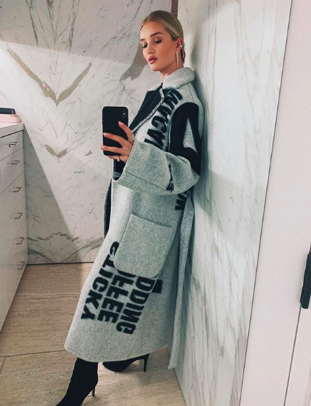 就在去年，模特Bieber和Huntington-Whiteley進行了宣傳，以追踪Céline的AW17毛毯外套。該系列