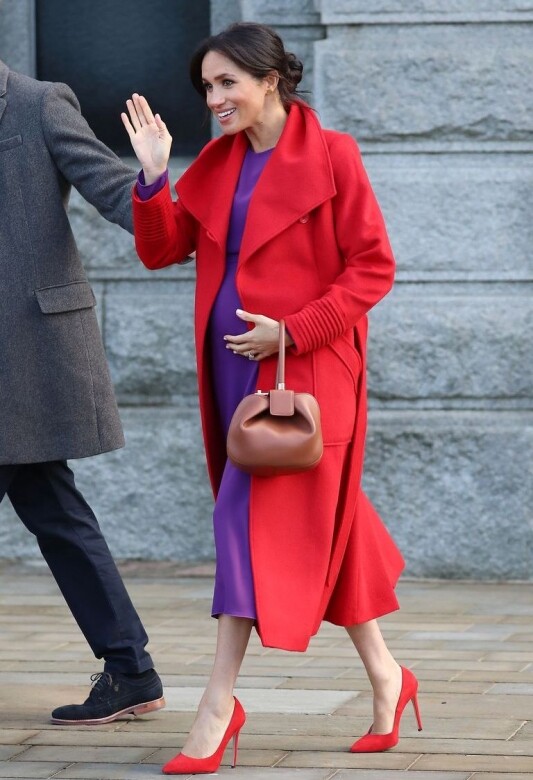 梅根也曾以簡約的穿搭向戴安娜王妃的色彩配搭「致敬」。