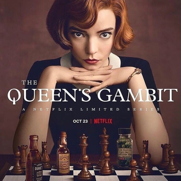 繼《Emily in Paris》之後，Netflix有新劇《后翼棄兵》（The Queen's Gambit）改編自華特戴維斯同名小說