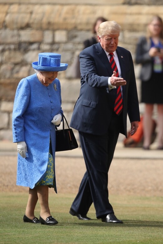 相反在會面特朗普時，英女王則以正裝上陣。原因是英女王當作跟奧巴馬