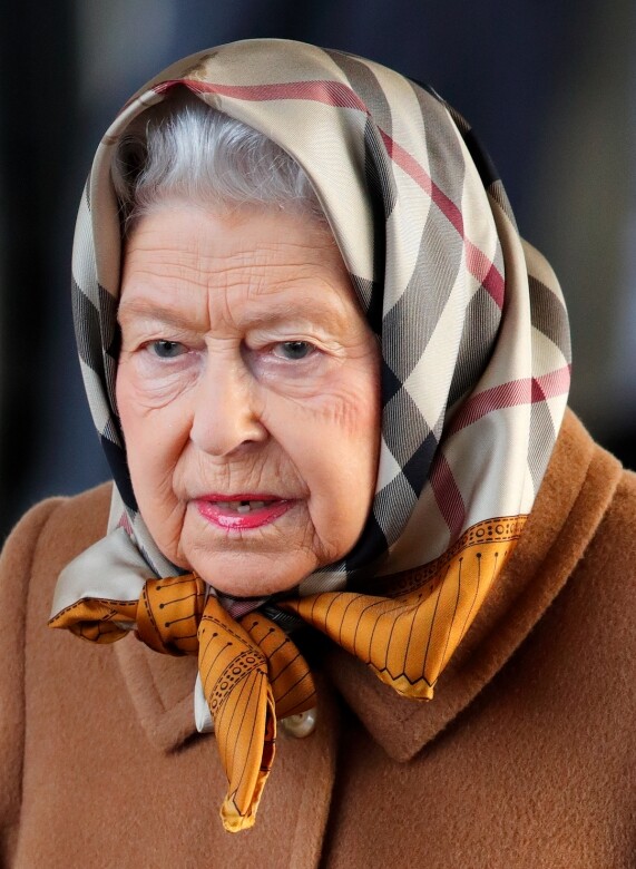 英女王代表著英國人的身份，王室亦主張多支持英國本地品牌，其中Burberry便