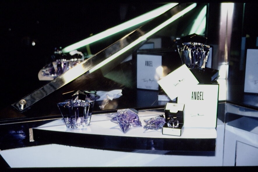 2002年，因成衣系列生意不景氣，Thierry Mugler將品牌出售並轉型，但他仍然為其品牌