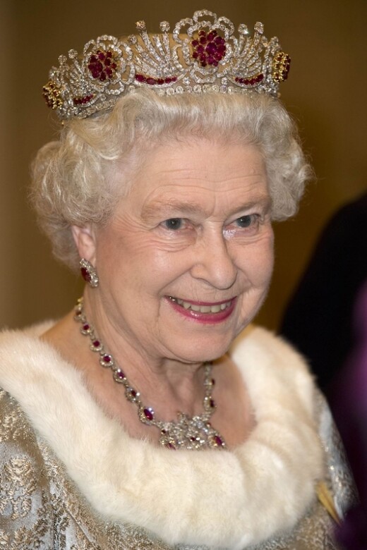 除了上述的藍寶石王冠，英女王亦擁有一頂鑲有將近100顆紅寶石的The Burmese