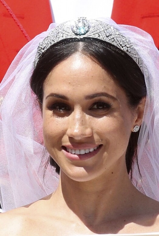 而梅根婚禮上配戴的王冠The Queen May Diamond Bandeau Tiara同樣由英女王借出。這頂原本屬