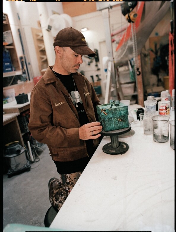 41歲的Daniel Arsham，擅長塑造單色的雕塑裝置，利用其巧手把破碎、侵蝕等效果融