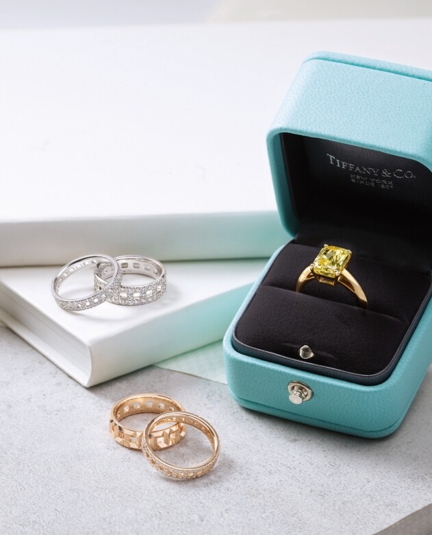 上至下：Tiffany T True 18K白金鑲圓形明亮式鑽石窄版指環$30,100Tiffany T True 18K白