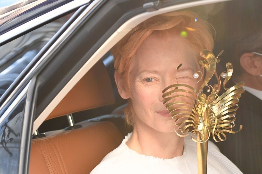 本身已經是焦點的Tilda Swinton帶了兩款金屬面具出席威尼斯影展，雖然沒有防