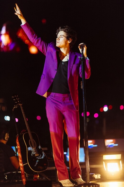 Harry同樣穿過一身紫色，在2018年的演唱會中，他穿上一身Calvin Klein裝束。不得不說