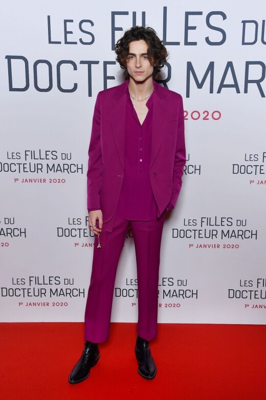 Timothée 穿上整套Stella McCartney紫色造型，與粉紅色的Thom Browne感覺非常不同，這時的Timothée