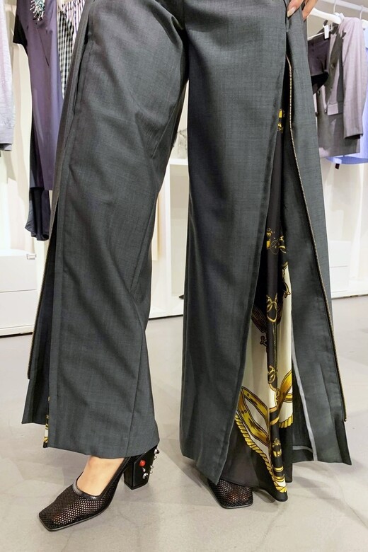 高腰褲可打開拉鏈，改變圍巾圖案的外觀和褲子的輪廓。