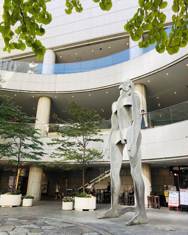東京歌劇院畫廊位於東京歌劇場內，裡面是一個向天抑望的人像雕塑。畫