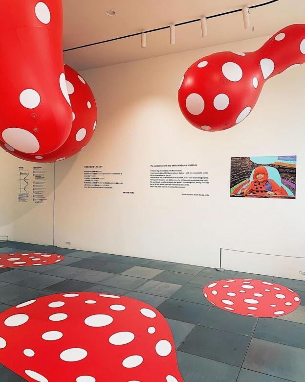 在2017年成立的草間彌生美術館，展示了藝術家早年至今的主要作品，美術